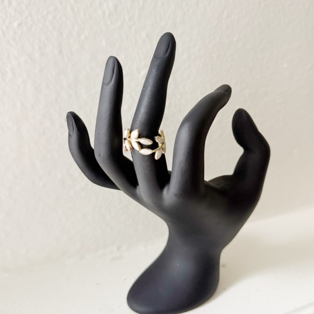 Elegant Gold Leaf Ring - Picture 4 of 8